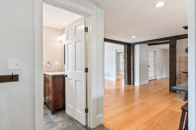 Building Photo - New England Style Farm House for RENT in P...