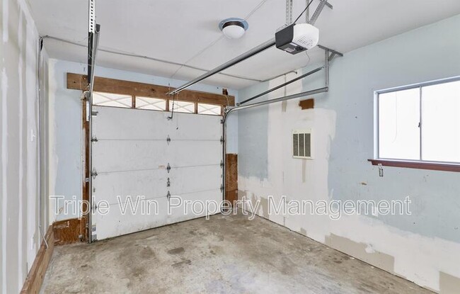 Building Photo - 803 Holiday Ave