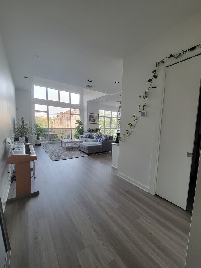 Opens up to stunning open floor living area perfect for entertaining - 207 Pierce St