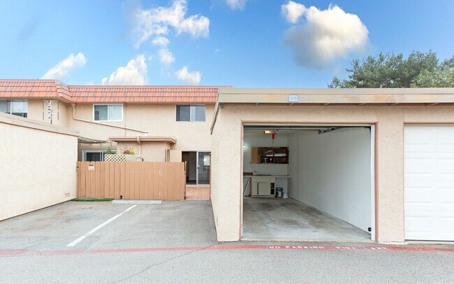 Building Photo - Great 2 BD Home in the Lake Park Terrace C...