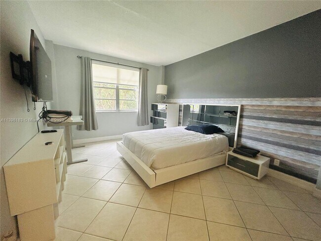 Building Photo - 1455 N Treasure Dr