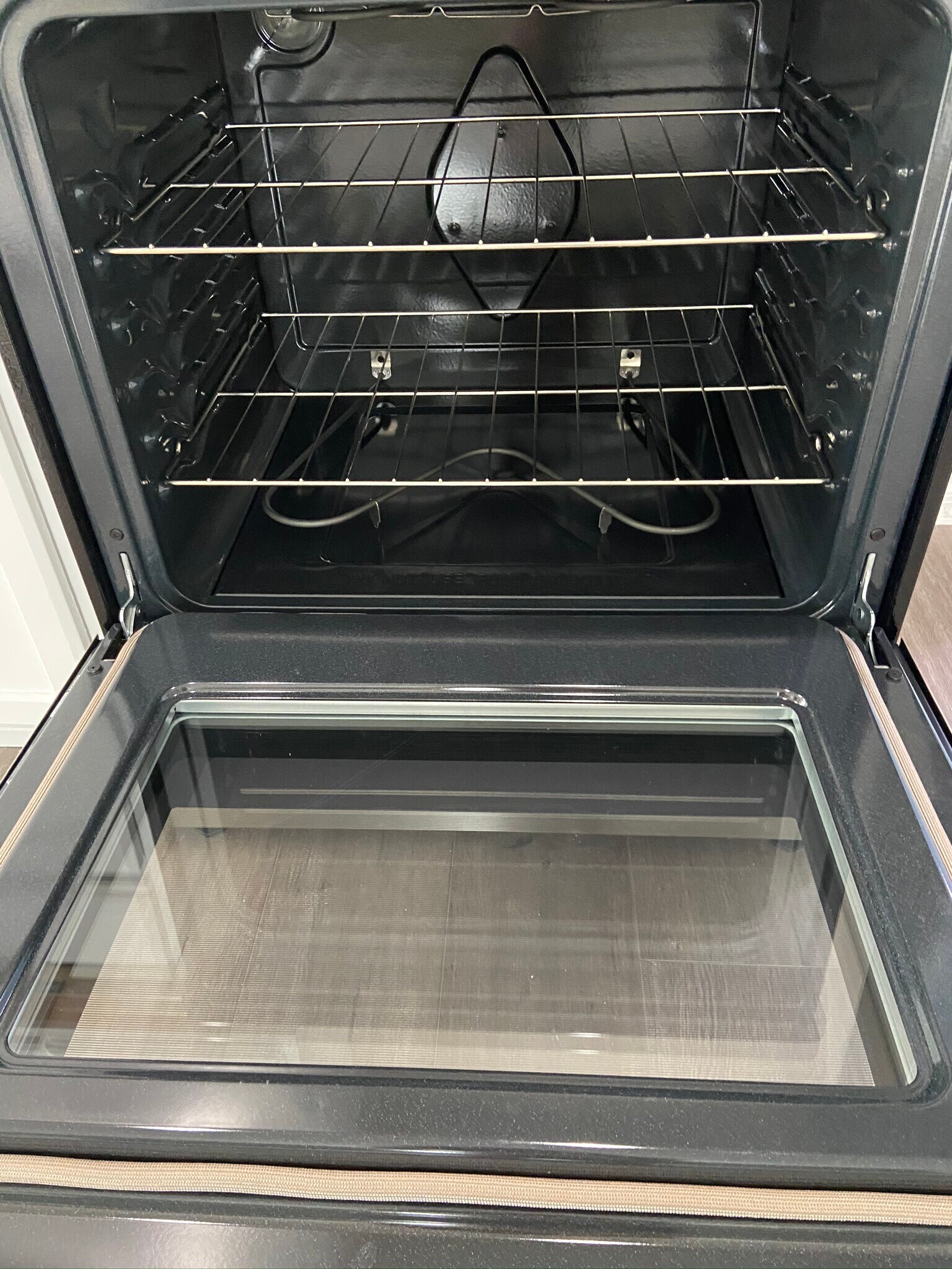 Brand new Range/ oven - 946 Exeter Ave