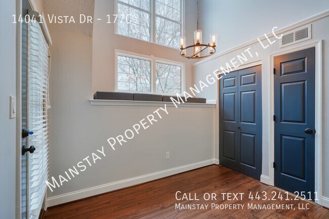 Building Photo - Beautiful 1 Bedroom Condo W/ Bonus Loft Sp...