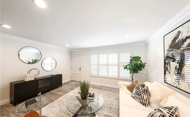 Building Photo - Amazing and Wonderful one bedroom Apartment .