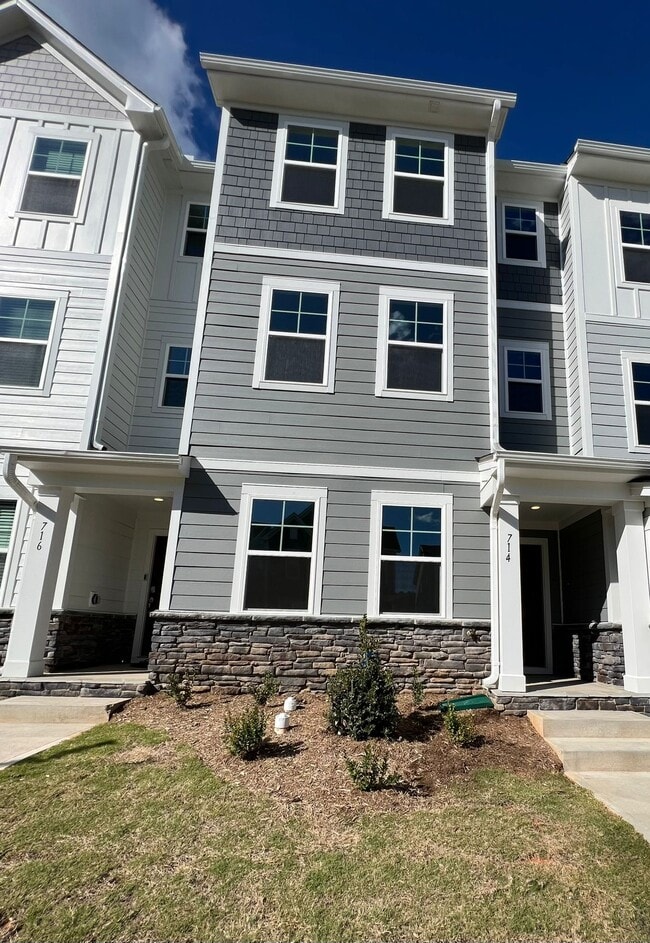 Building Photo - 714 Cormiche Ln