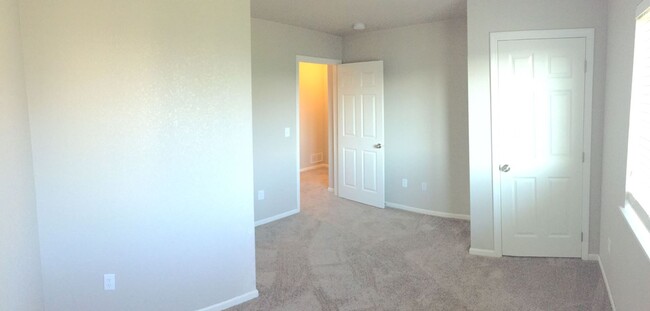 Building Photo - Spacious 3 bedroom, 3.5 bathroom Condo