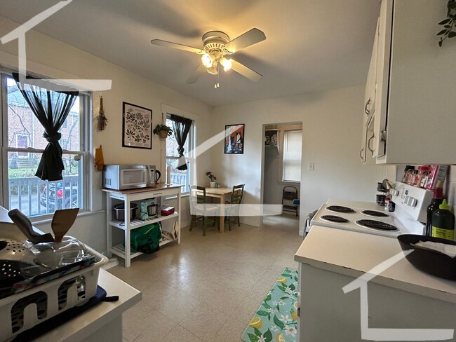 Building Photo - Large, 3 bed in Oak Square