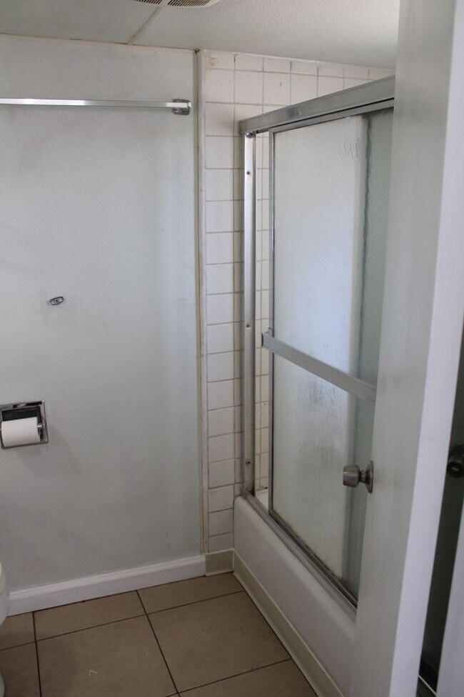 Building Photo - Three Bedroom, One Bathroom Single Family Home in Isleton.