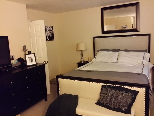 Building Photo - 3 Bedroom 1.5 bath in Covell Commons HOA i...