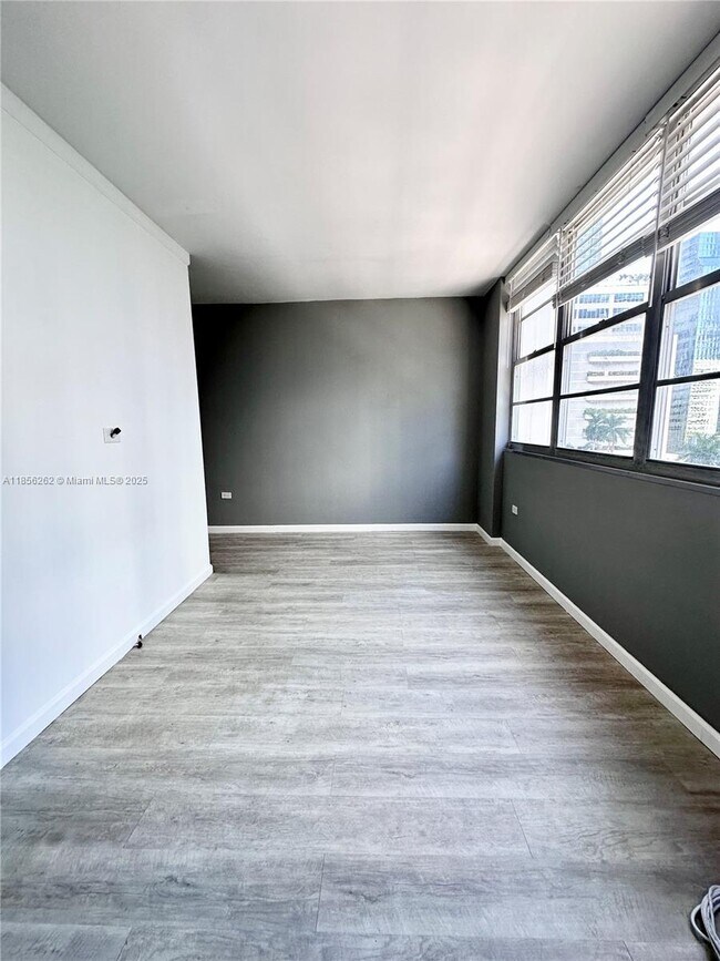 Building Photo - 999 Brickell Bay Dr