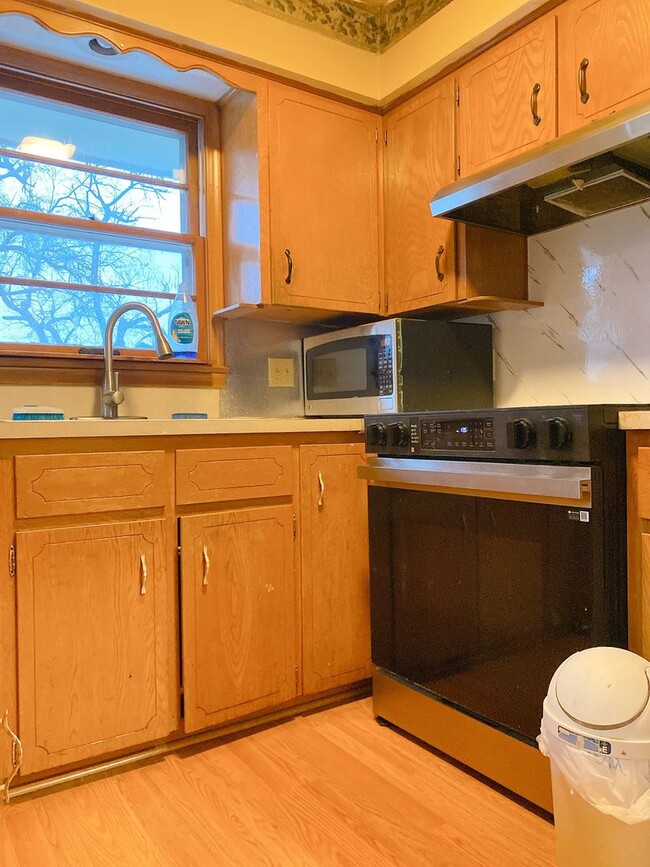 Building Photo - A wonderful 4-bedroom house in the Benson Gardens area - near Walmart Neighborhood Market, Asian ...