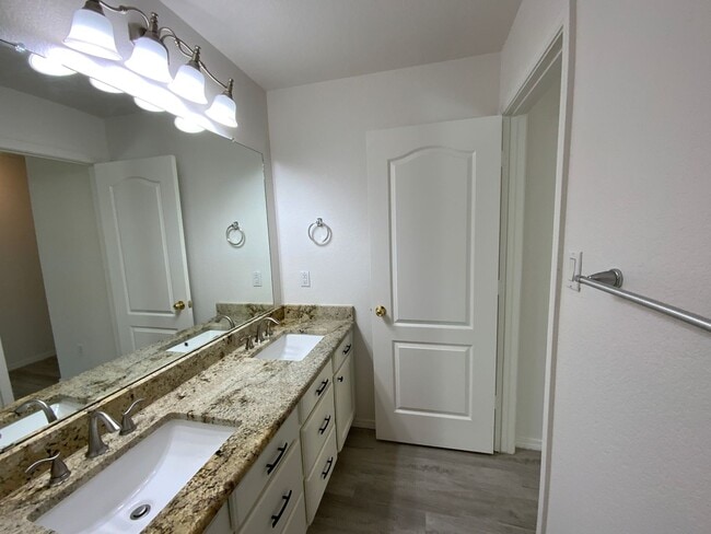 Building Photo - 4 Bedroom Single Story Home Available in C...