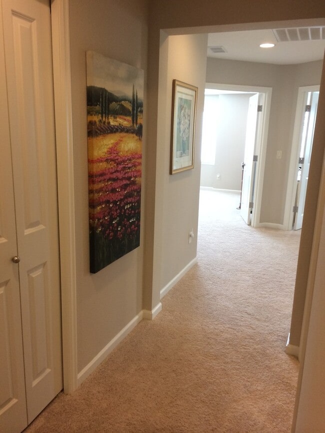 Building Photo - Absolutely Beautiful 5 Bedroom Home!! A Must See!!