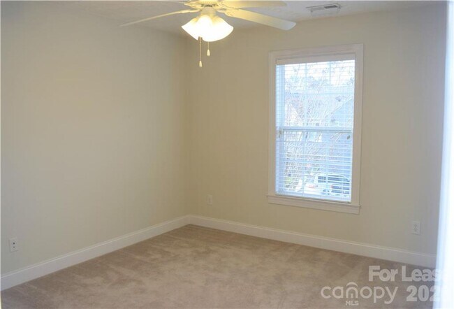 Building Photo - Stylish Braxton Gate Townhome with Garage & Main-Level Primary Suite