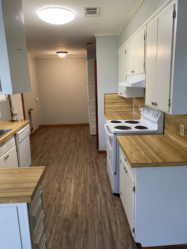 Building Photo - 1501 W 32nd Ave