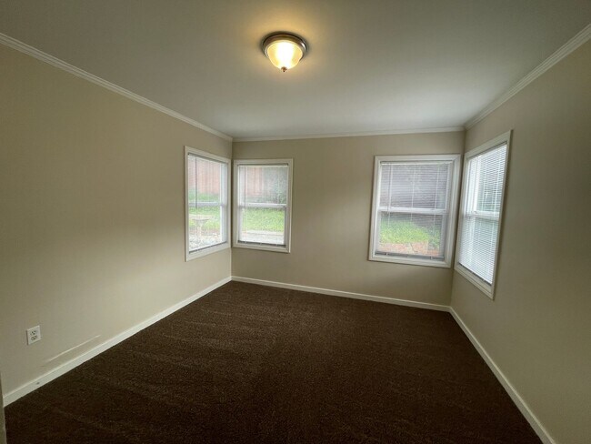 Building Photo - A gorgeous 3 bedroom and 1 bathroom home in Pacifica!