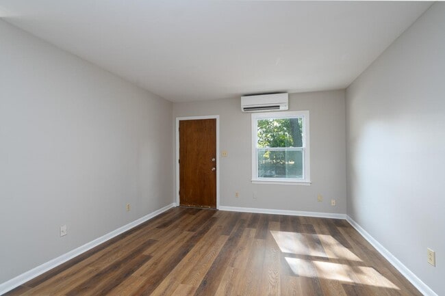 Building Photo - 745 Arbor St NE