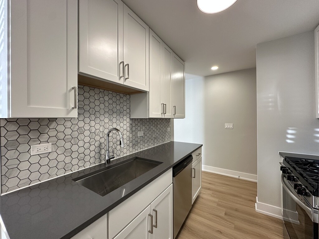 Building Photo - 535 W Aldine Ave