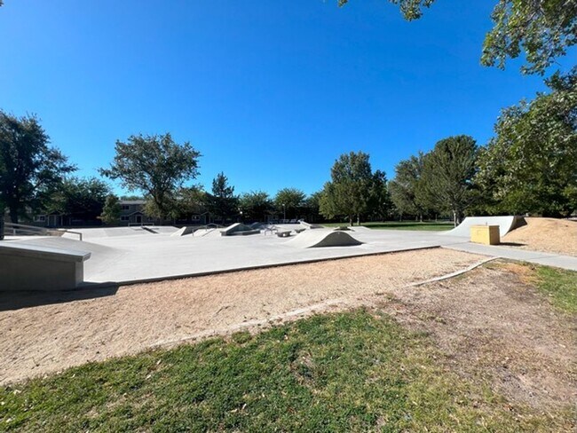 Building Photo - Ground Floor Two Bedroom with Community...