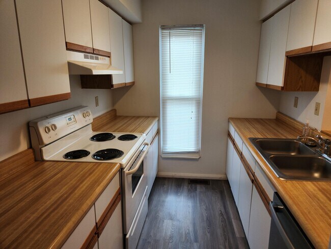 Building Photo - 944 Ravine Dr