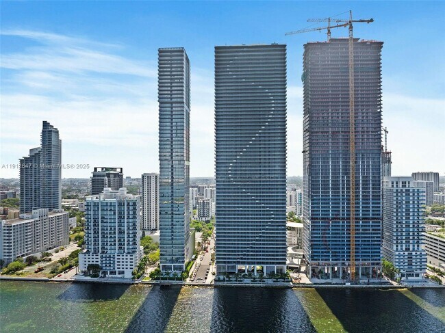 Building Photo - 700 NE 24th St