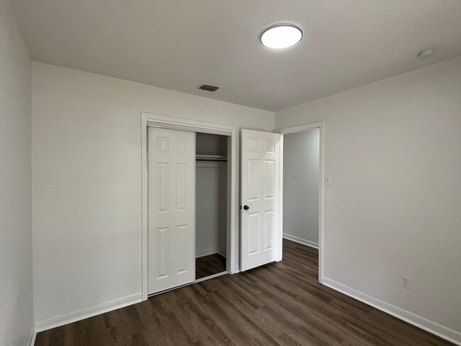 Building Photo - Recently Updated South Side Home!