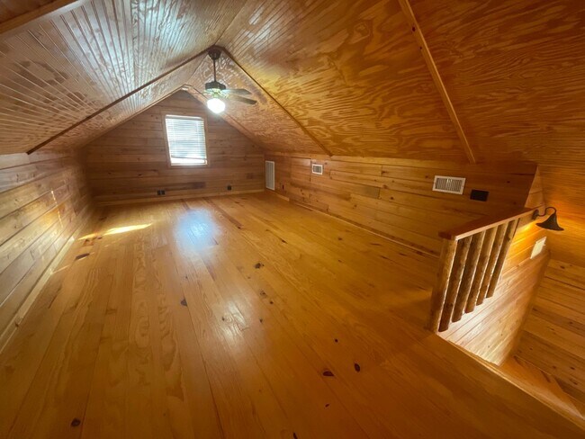 Building Photo - Gorgeous 2 Bedroom, 2 1/2 Bath Home  with BONUS room in Sunrise Beach, TX.