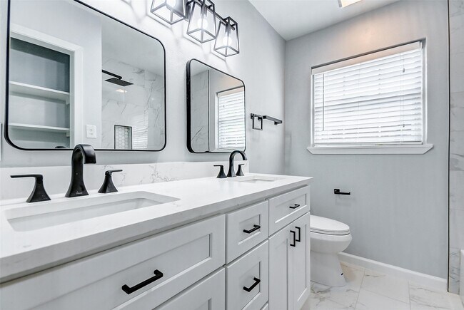 Building Photo - 5122 W Bellfort Ave