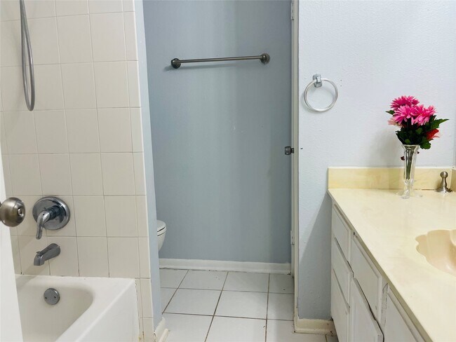 Building Photo - 6823 Songbrook Dr