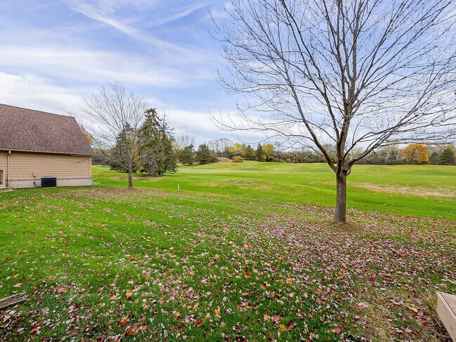 Building Photo - AVAILABLE NOW! Sun-Filled 3-Bed, 2.5-Bath Home with Golf Course Views in Bloomfield Hills