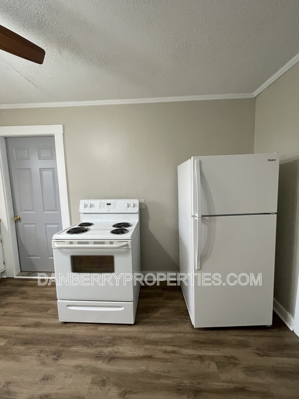 Building Photo - 220 N Main St