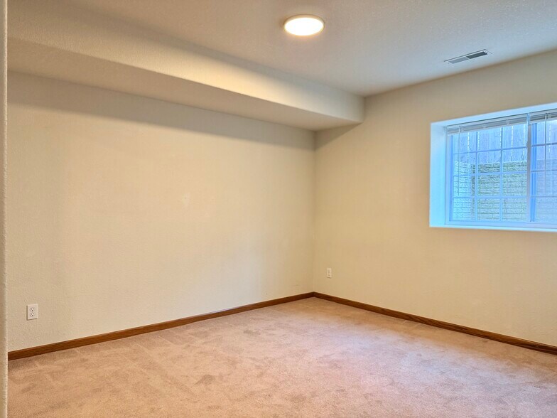 Building Photo - 275 S 21st Street Ct
