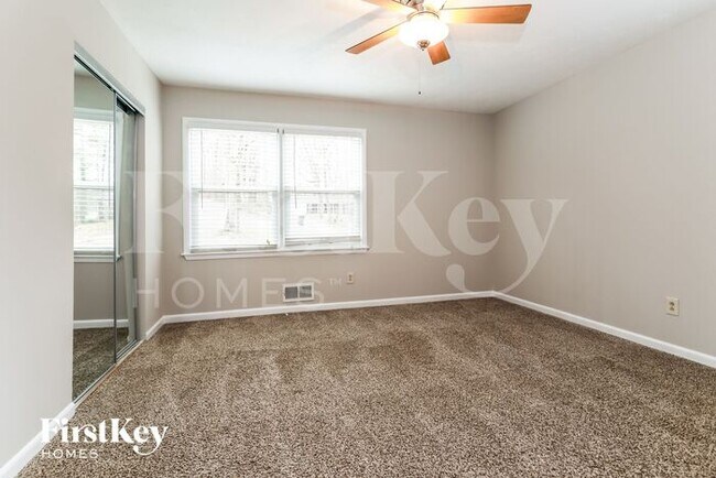 Building Photo - 2324 Sussex Court