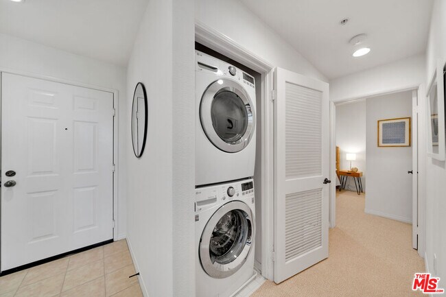 Building Photo - 6020 S Seabluff Dr