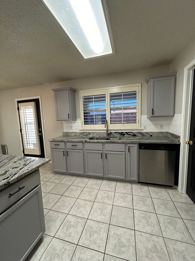 Building Photo - 5425 Veranda Ct