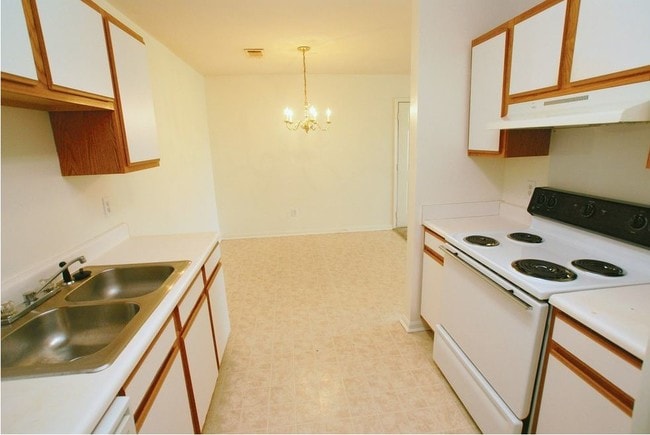 Building Photo - Cottonwood Estates Apartments