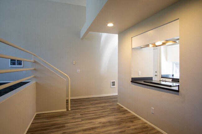 Building Photo - Fantastic Lake Oswego 2Bdr w/Fireplace, Dishwasher & W/D + Balcony