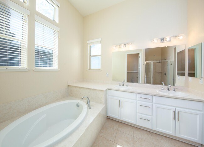 Building Photo - 6491 Bayview Dr