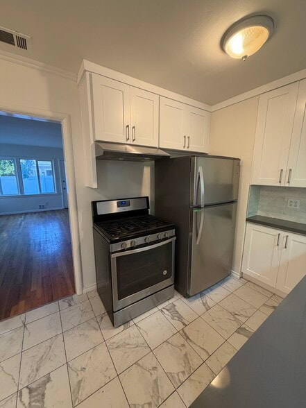 Building Photo - 143 N Maple St