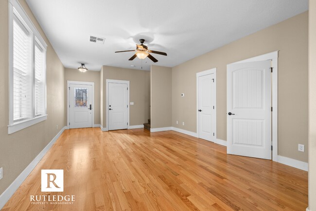 Building Photo - Gorgeous End Unit Townhome in The Heart of Historic Jacksonville!