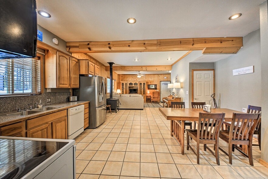 Building Photo - 9076 Lakeshore Dr