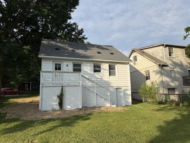Building Photo - 203 W Elm St