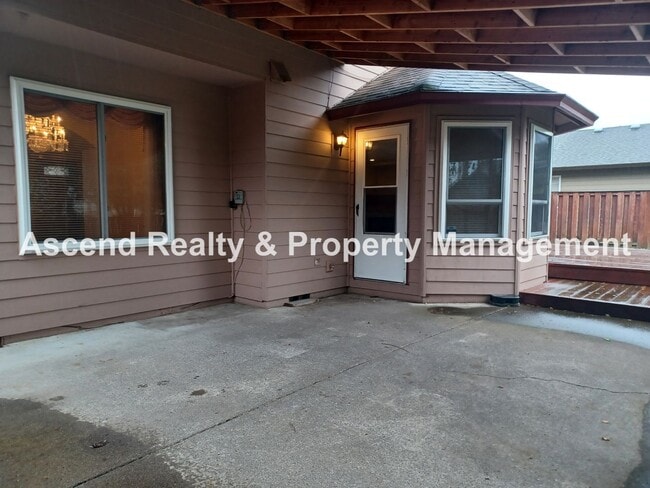 Building Photo - Troutdale 4 Bed Fenced Back 3 Car Garage Y...
