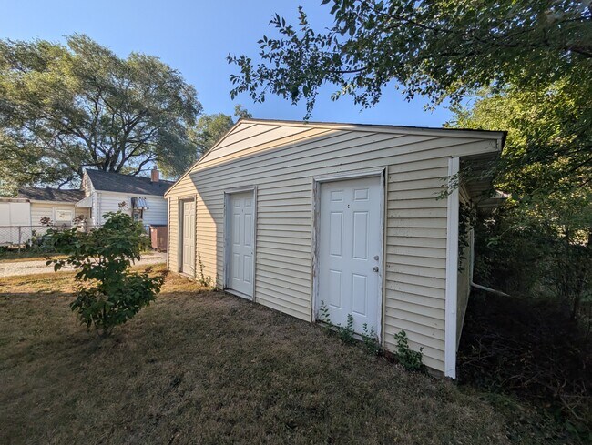 Building Photo - 422 N Sheldon St