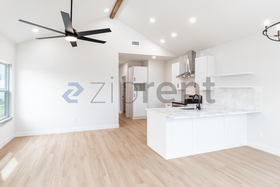 Building Photo - Unit A