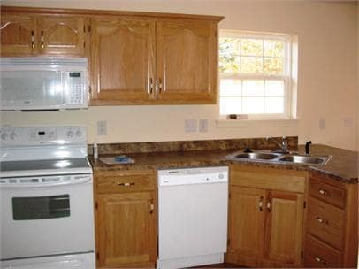 Building Photo - Duplex with a Fenced in Backyard!