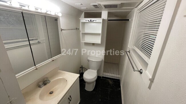 Building Photo - Spacious 1 BD | 1 BA on a Beautiful Proper...