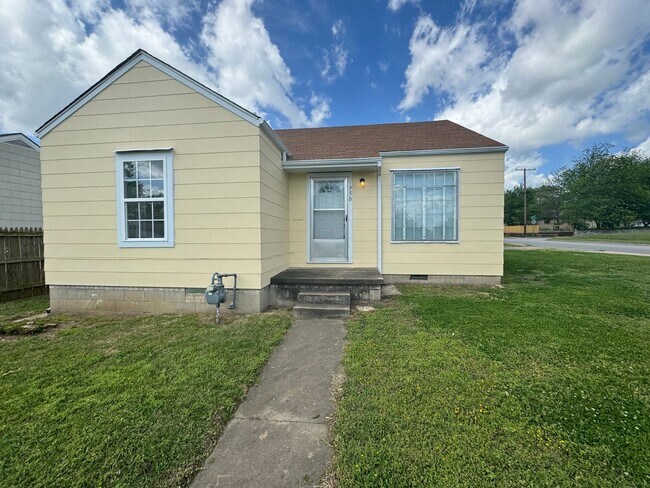 Primary Photo - 2 bedroom 1 bathroom home Ready for move-i...