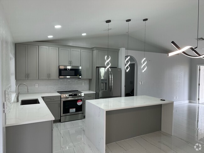 Building Photo - 4206 SW 7th Ave