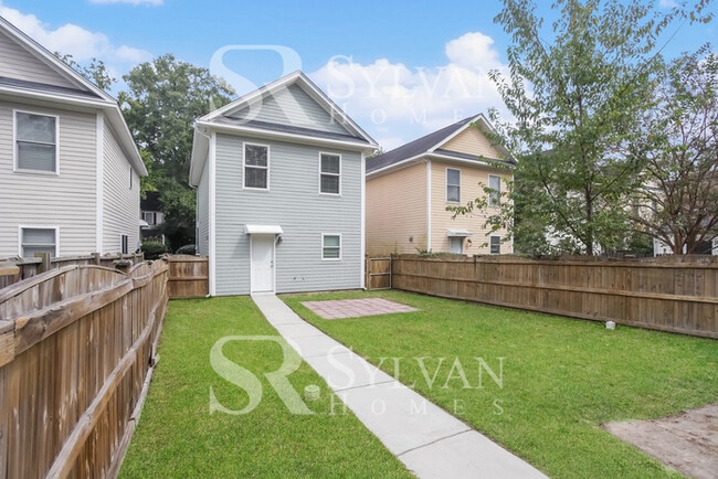 Building Photo - Charming 3 BR, 2.5 BA home awaits new residents